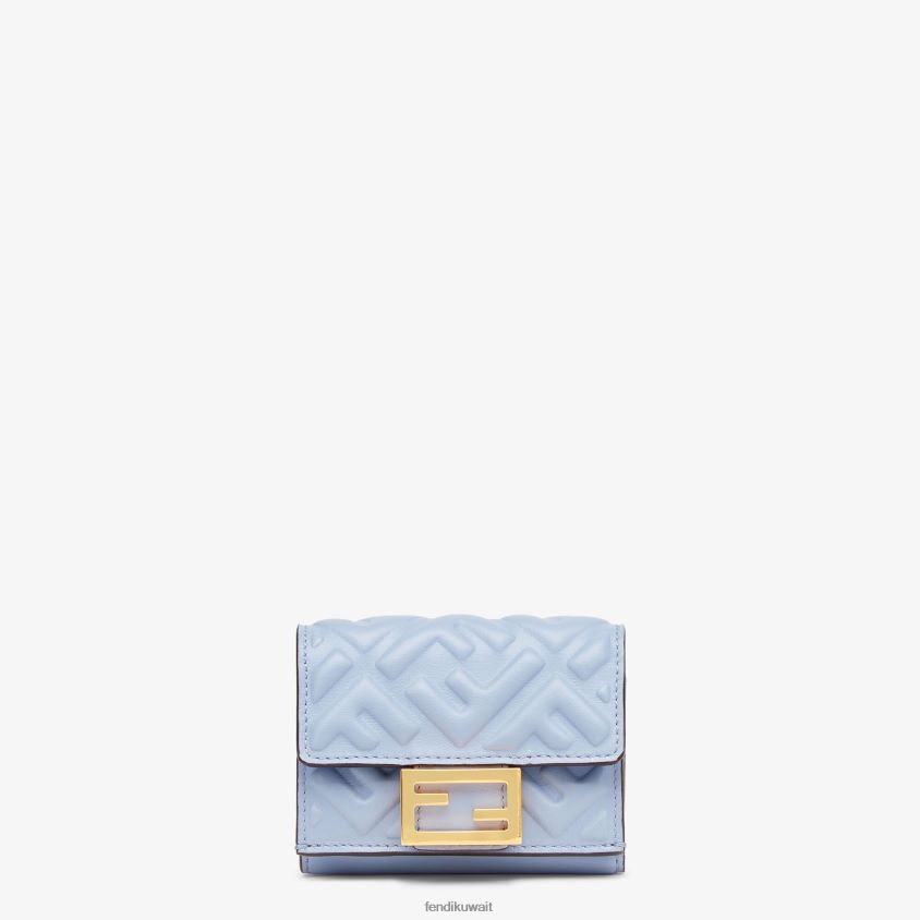Fendi أزرق فاتح نحيف محفظة باجيت مايكرو ثلاثية الطي من جلد نابا RTJZ1423 مُكَمِّلات